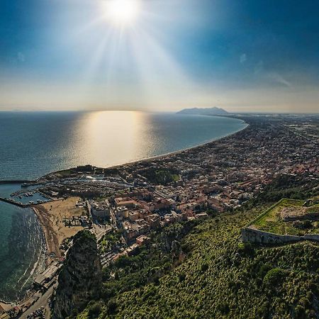 Casa Vitelli - Centro Storico A Due Passi Da Tutto Apartment Terracina Bagian luar foto